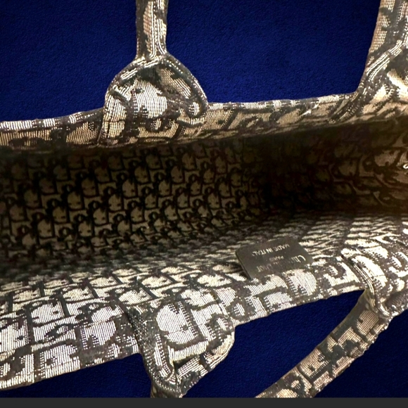 Beutiful  cd blue bag large size( Price  Firm) - Picture 4 of 11